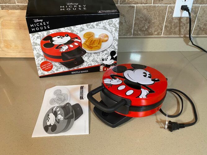  Disney DCM-12 Mickey Mouse Waffle Maker, Red 6 Inch: Home &  Kitchen